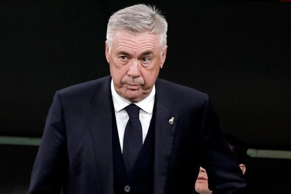 Ancelotti, Rey "Hosanti", gives the award with Dardo incl