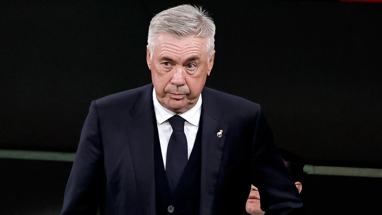 Ancelotti, Rey "Hosanti", gives the award with Dardo incl