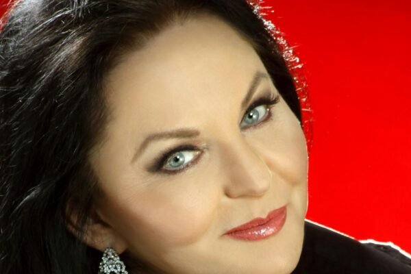 Crystal Gayle talks about her "brown eyes," her sister Loretta Lynn, and her long hair