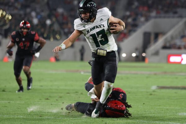 Hawaii QB Schager takes hits and keeps playing