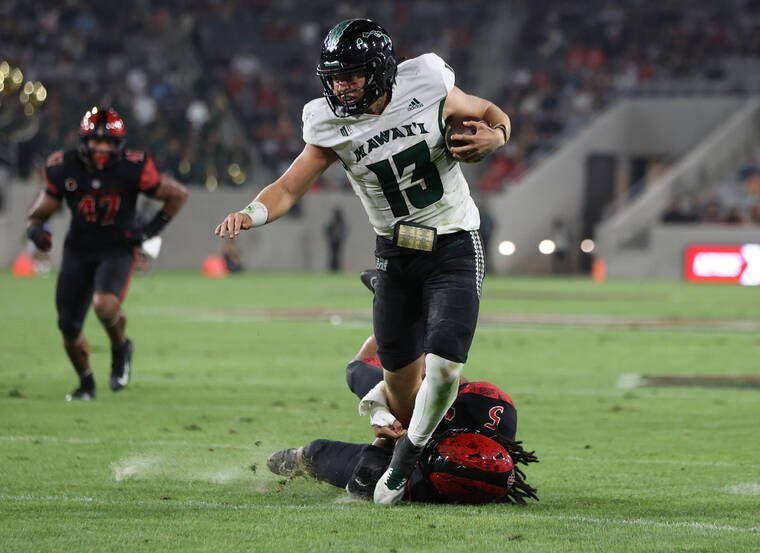 Hawaii QB Schager takes hits and keeps playing