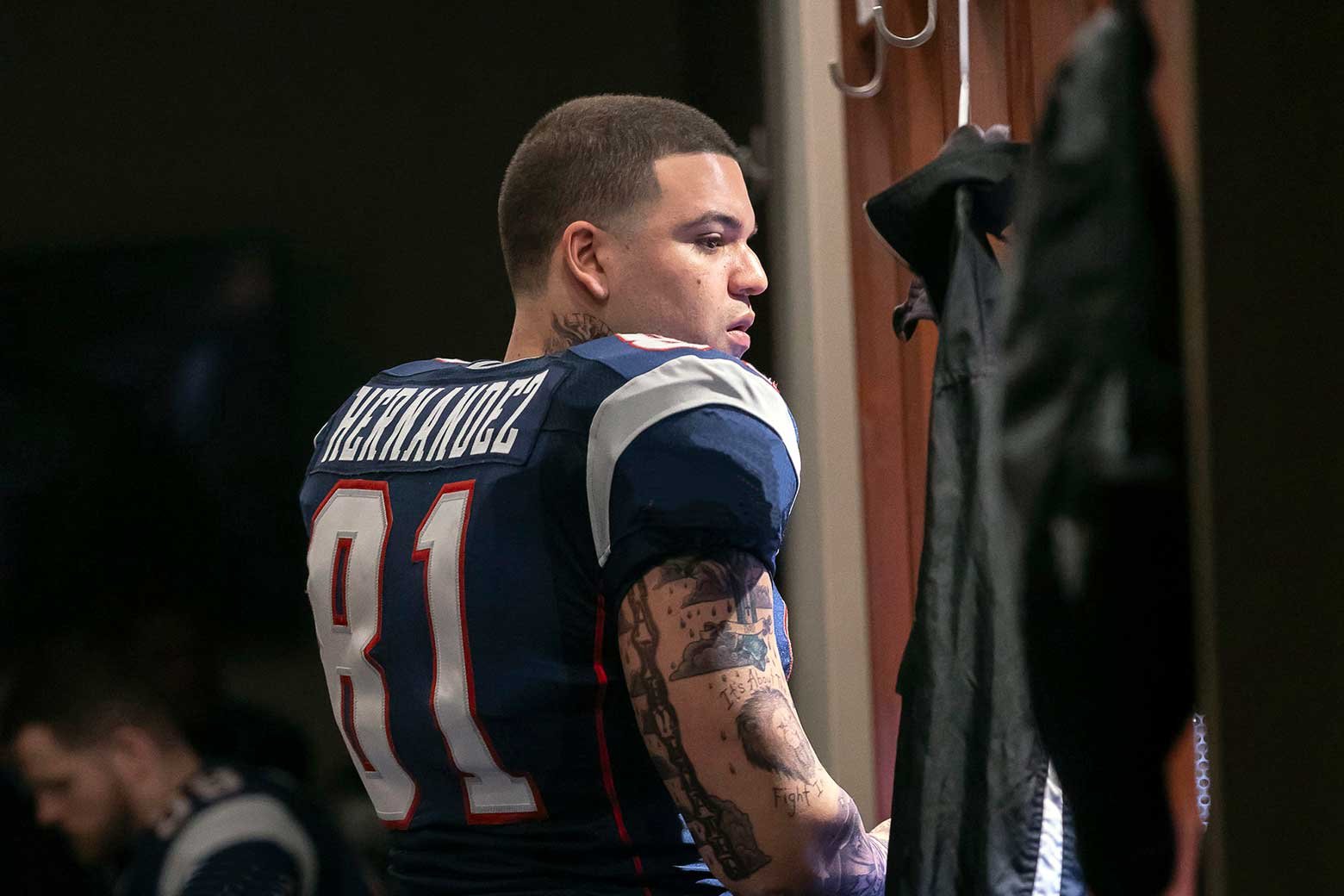 In fact, Aaron Hernandez manages to understand some things and find something to say.