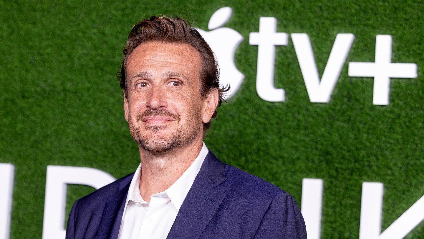 Jason Segel breaks Brett Goldstein's stereotype of Ted Lasso in "The Shrink."