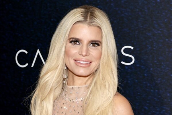 Jessica Simpson appears without a wedding ring in sexy new photos