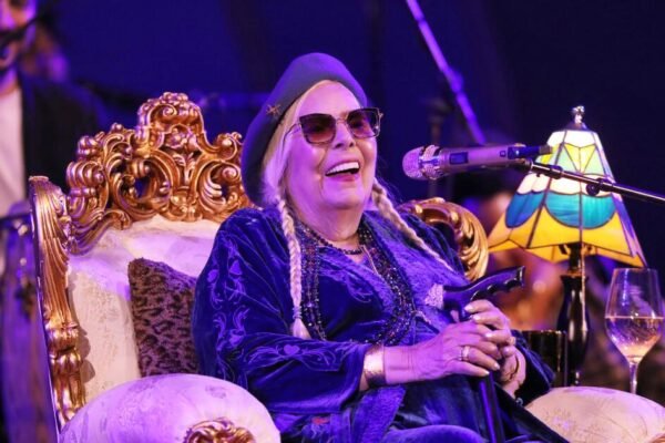 Joni Mitchell brings Johnny Jam (and his Trump diss) to the Hollywood Bowl Joni Mitchell brings Johnny Jam (and his Trump diss) to the Hollywood Bowl