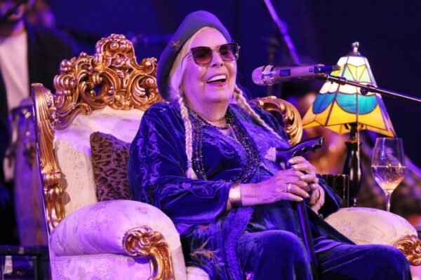 Joni Mitchell sings deep, classic riffs at an exciting Hollywood concert