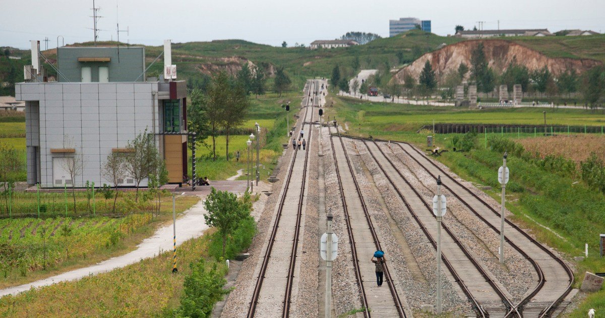 The North Korean army completely cuts off roads and railway lines to South Korea