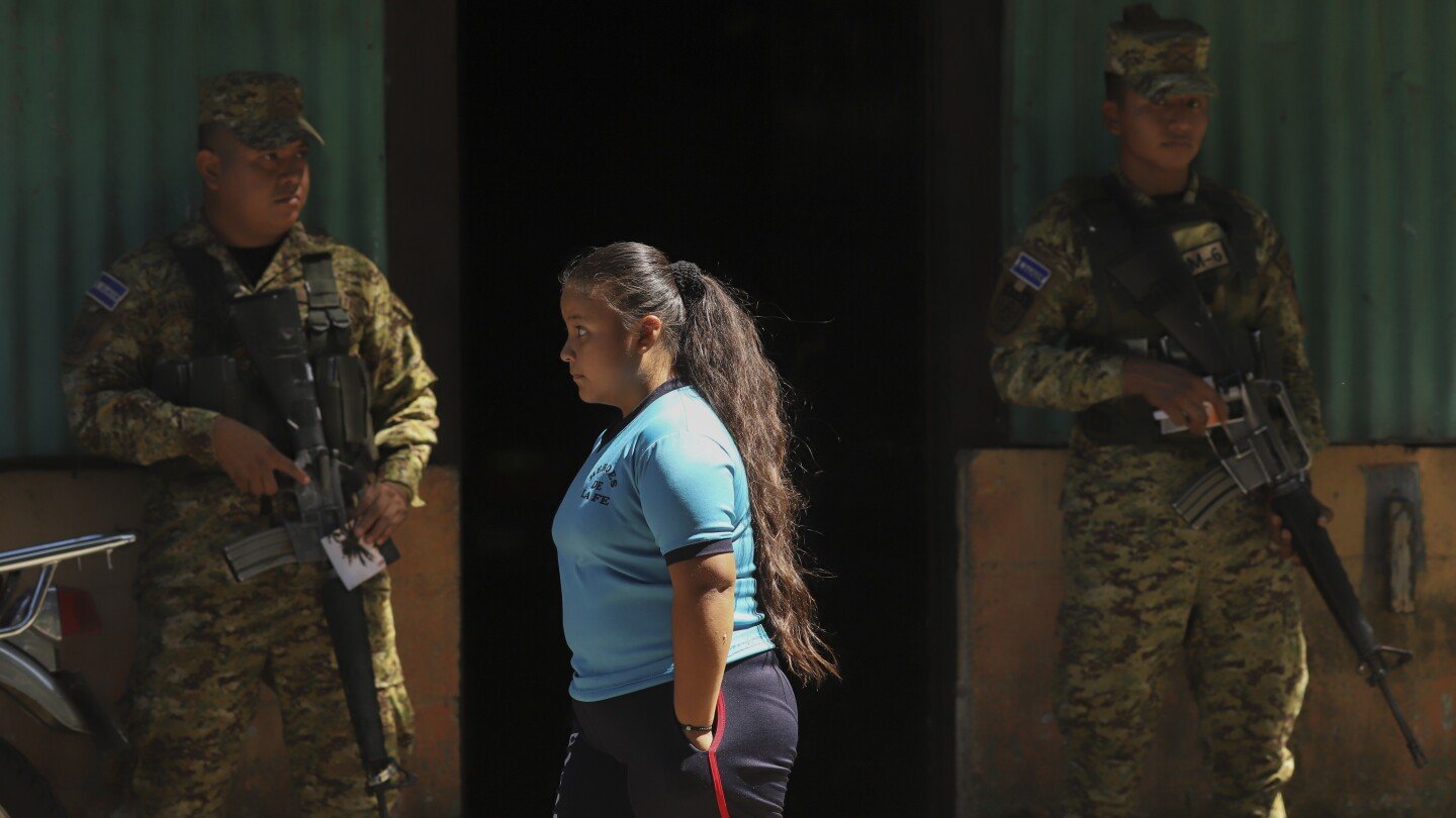 Thousands of soldiers fence a Salvadoran neighborhood to pursue gang remnants