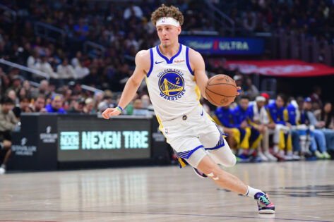 What happened to Brandin Podzemski? The Warriors star stumbles into the locker room, injured after a hard collision with the Kings' 7-foot big man.