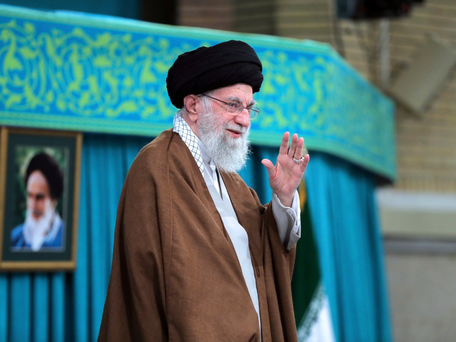 Khamenei warns Israel and the United States of an “overwhelming response” to any move against Iran Israel attacks Lebanon News